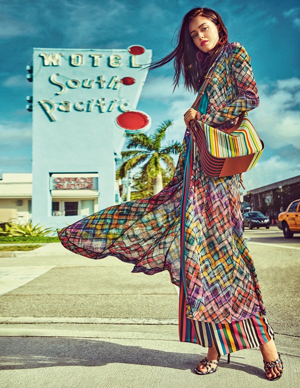 Guardapolvo de Missoni, pantalón de rayas, de Beatrice B y top de Uterqüe. El bolso es de Loewe; las sandalias, de Zara; y los pendientes, de Mango.