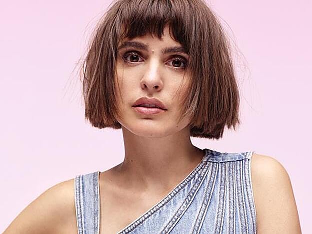 Verónica Echegui lleva un top asimétrico de Sportmax. Uno de sus rasgos fuertes son las cejas, que se han resaltado con Brow Densify Powder-to-cream, redensificador en polvo, de Lancôme.