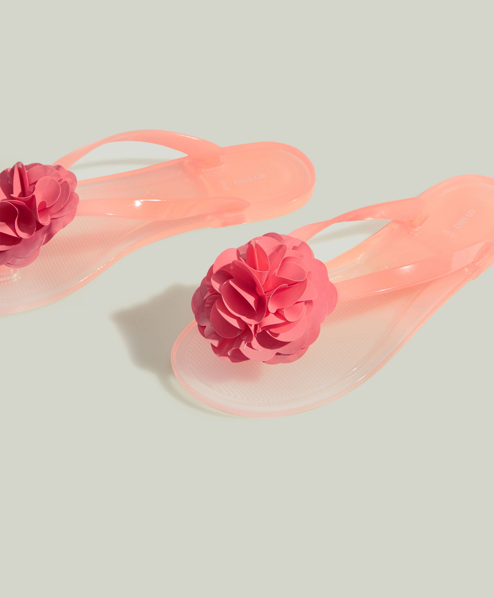 Chanclas de baño con detalle de flor de Oysho: 15,99 euros.