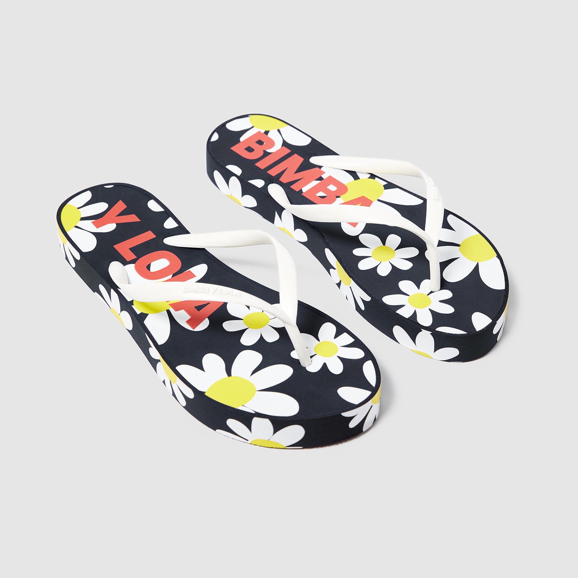 Chanclas con estampado floral de Bimba y Lola: 20 euros.