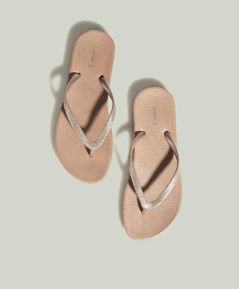 Chanclas con tiras de glitter de Oysho: 9,99 euros.
