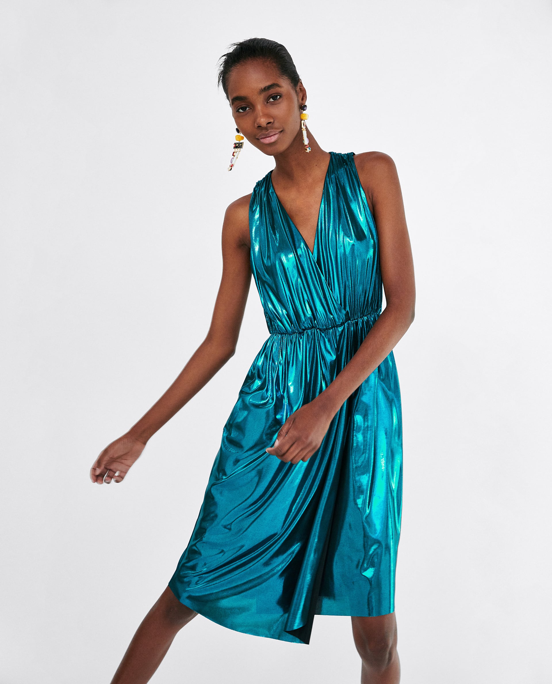 Vestido fluido en azul eléctrico metalizado de Zara: 39,95 euros.