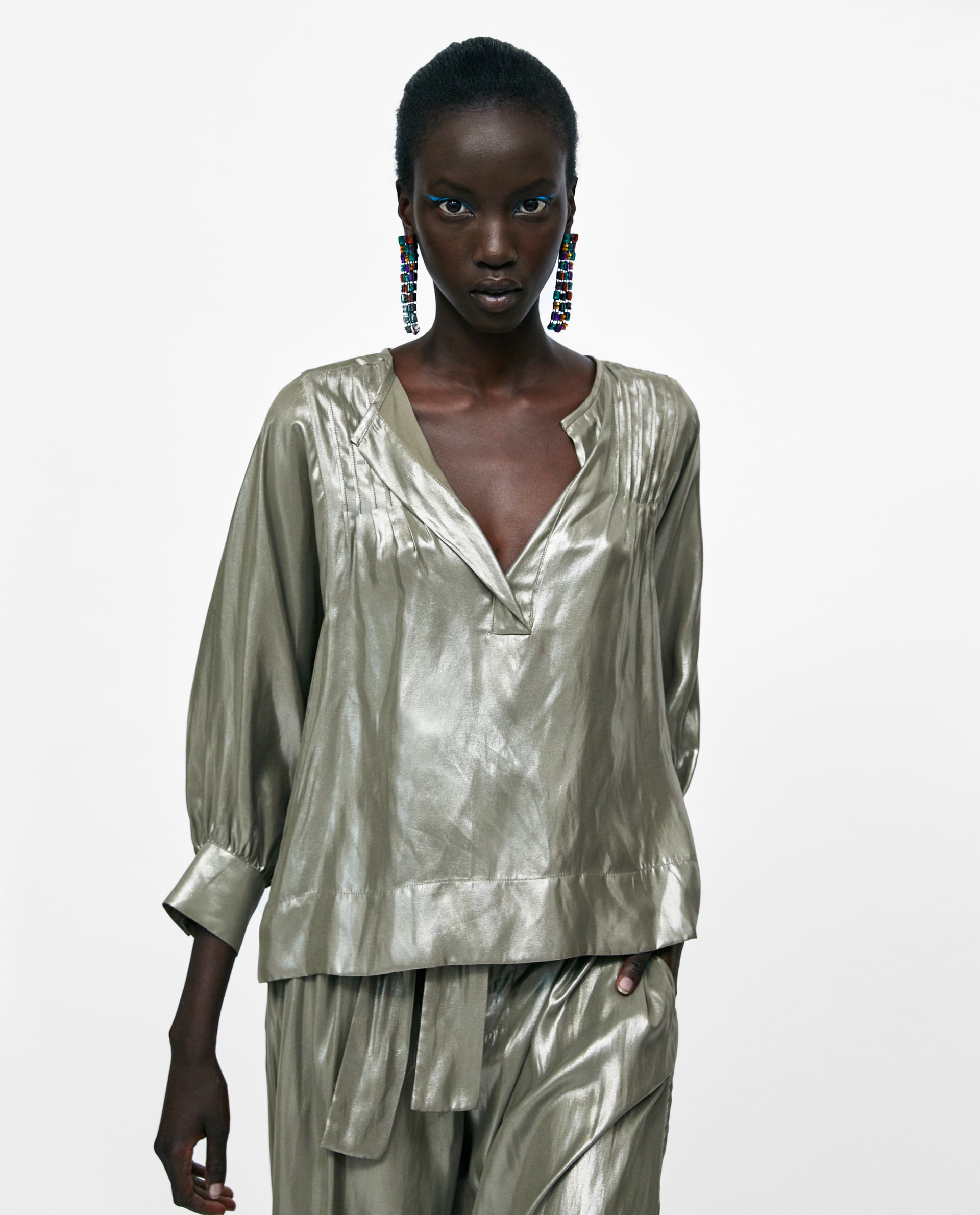 Blusa con efecto metalizado de Zara: 39,95 euros.