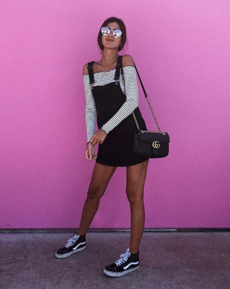 Inseparable de sus Vans, Mery lleva pichi de Asos y top con los hombros al aire.