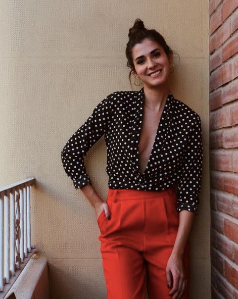 ¡Nuestro favorito! Como buena influencer, sabe que los lunares son tendencia y combina este top de Asos con pantalones rojos de la misma marca.