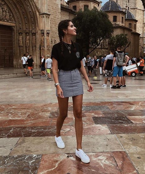 Un look muy primaveral, ¿no? Deportivas de Ulanka y falda de Pull and Bear. ¡Nos encanta cómo le queda el look con dos trenzas!