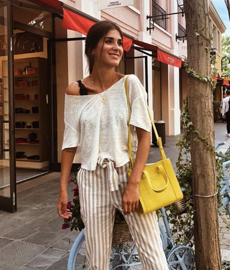 Para esos días que hace calor pero no tanto Mery elige llevar pantalones de rayas de Zara con camiseta blanca y dejando asomarse un sujetador lencero que le da un toque de informalidad al look.