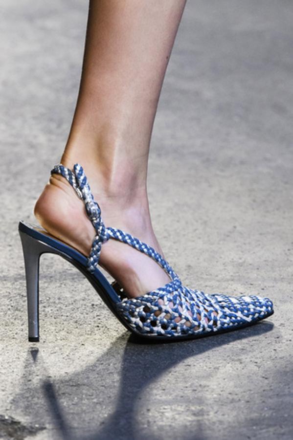 El formato más visto en pasarela es, sin ninguna duda, el stiletto. Este de Altuzarra mezcla dos tonos y se abrocha en el talón.