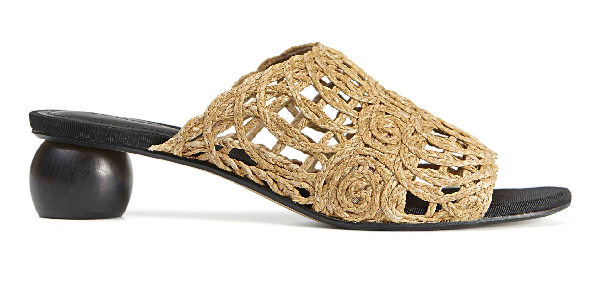 Mango ha querido darle un twist diferente y lo ha hecho con el tacón de madera y redondo. Una forma que empezaba a despuntar el año pasado y que este verano se consolida. El trenzado de Mango huye de los cuadraditos clásicos y hace formas circulares.