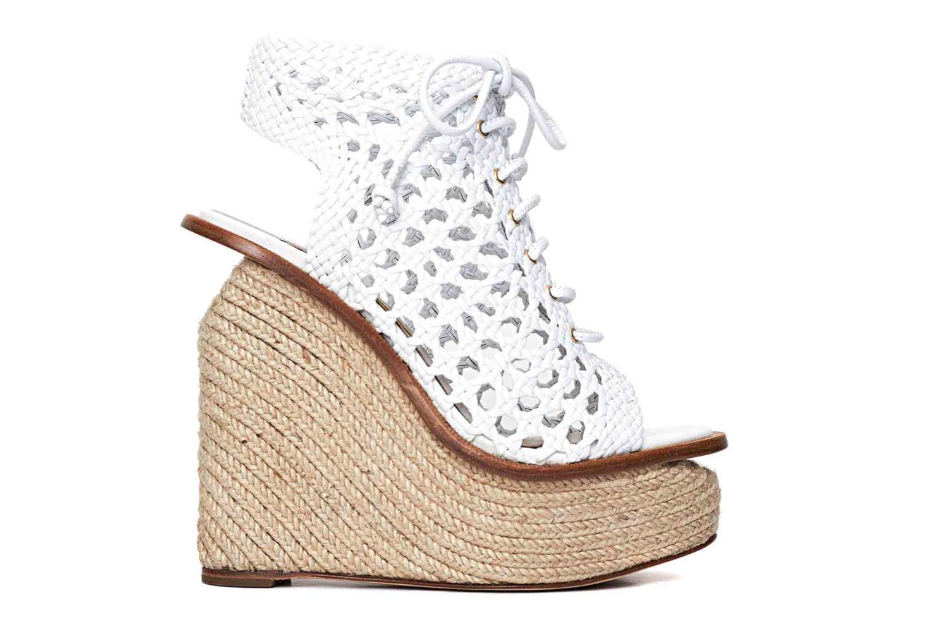 El modelo de Paloma Barceló es casi futurista. Se aleja 100% de los granny shoes para ir hacia un estilo más arquitectónico y futurista.