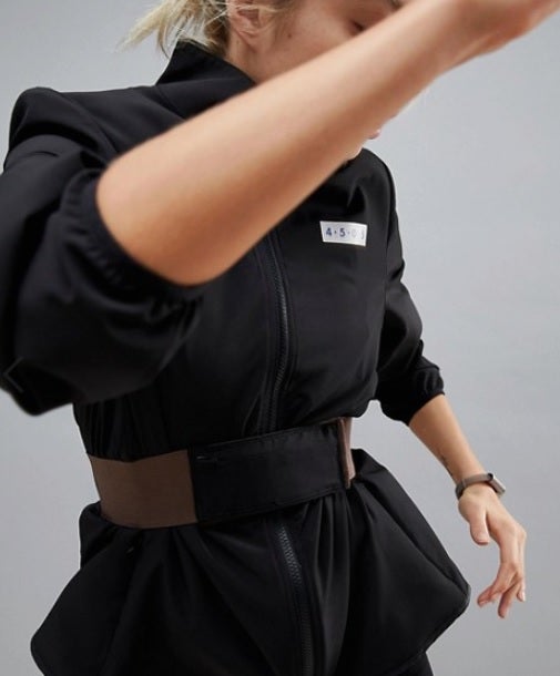 En la línea deportiva que este año ha lanzado la supertienda online Asos, con ropa cien por cien para entrenar, encontramos esta chaqueta para correr con un cinturón ancho que multiplica las posibilidades. Kylie Jenner haría maravillas con ella.