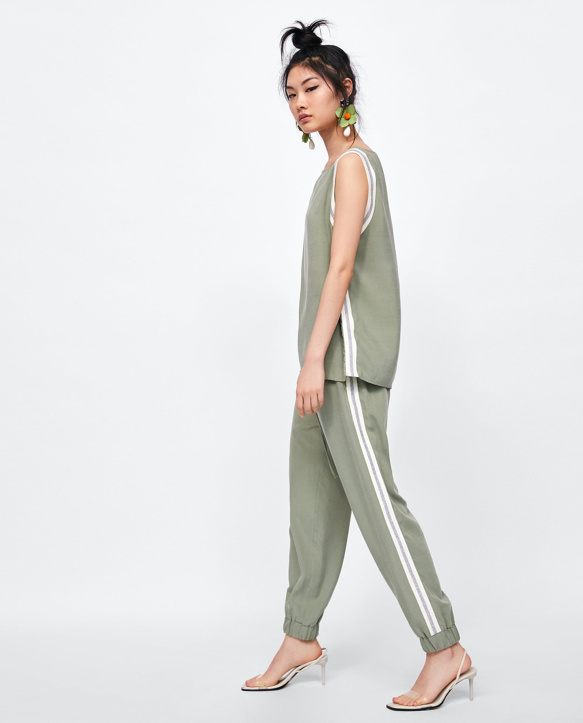 Otro estilismo de Zara que no remite tan directamente al gimnasio, pero que se inspira en los pantalones de chándal claramente. No puede ser más estiloso el efecto deportivo que tiene este conjunto, impecable con zapatilla y sobresaliente con una sandalia de tacón.