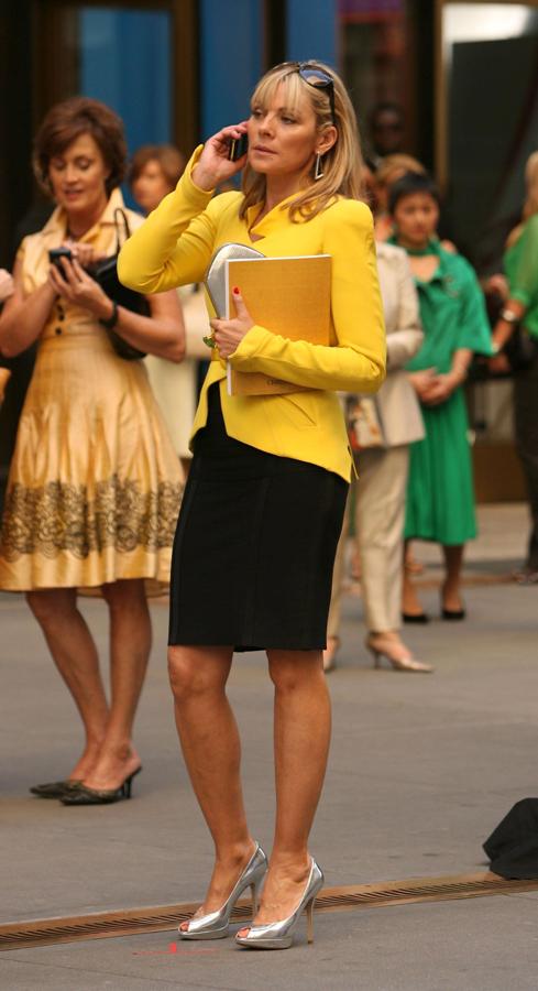 Pero si hay un look de Samantha Jones que nos tiene enamoradas, es este con blazer amarilla entallada y falda lápiz que le vimos en una de las temporadas de 'Sexo en Nueva York'. ¡Nos parece ideal para un look 'working girl'!