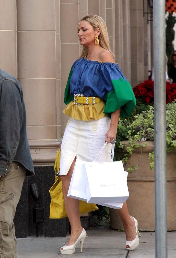 Esta blusa tricolor con volúmenes y escote asimétrico que vimos a Samantha Jones en 'Sexo en Nueva York' nos la pondríamos mañana mismo ¡con todo!