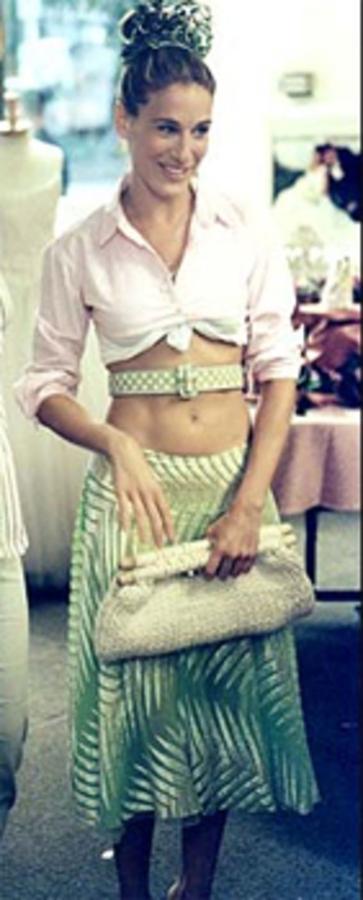 Y entonces, siempre llegaba un capítulo en el que te sorprendía todavía más. Eso pasó con este outfit totalmente reinventado, con el cinturón donde tiene que estar, en la cintura, pero con una falda mucho más abajo: a la cadera. Hasta las ideas más disparatadas le quedaba bien a Sarah Jessica Parker.