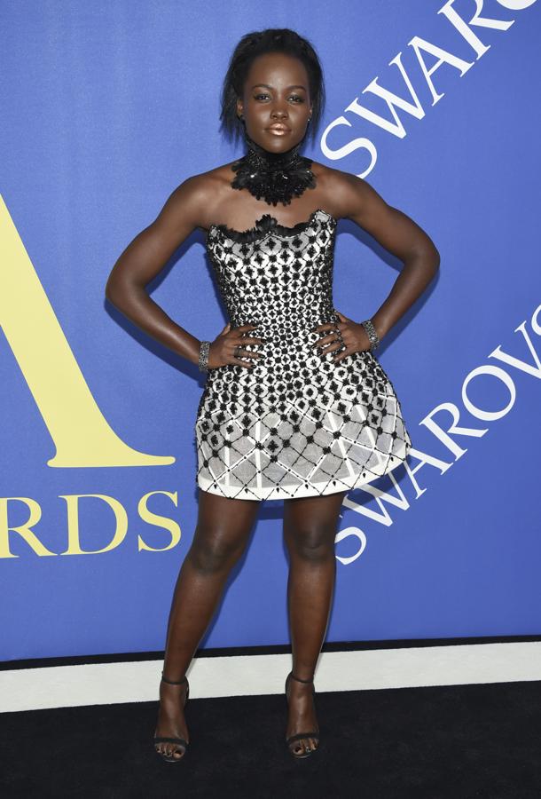 Lupita reinterpretó a las mil maravillas el estilo lencero con este impresionante vestido de Versace.