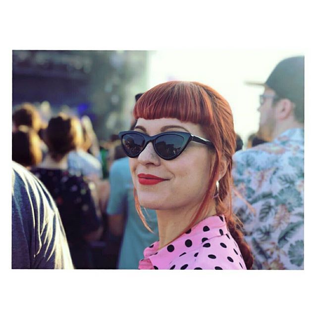 Acabado el imperio de las gafas XXL, reina esta versión años cincuenta de las gafas de sol: cuanto más pequeñas, mejor.