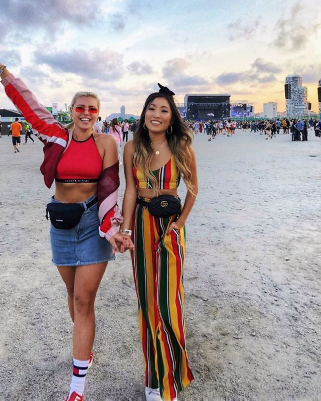 Riñoneras, gafas de solmínimas, top deportivo, chaqueta de entrenar... Dan en el clavo, sobre todo, con ese dos piezas de rayas. Este verano arrasan.