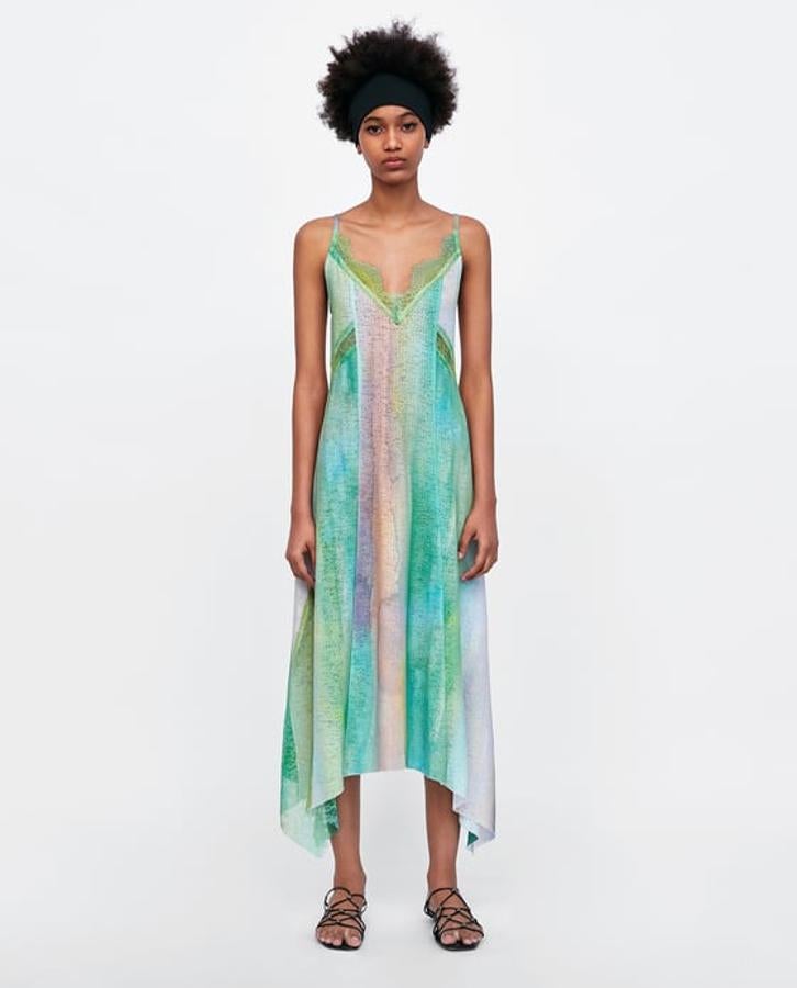 Vestido lencero con encaje en verde agua, 25,95 euros.