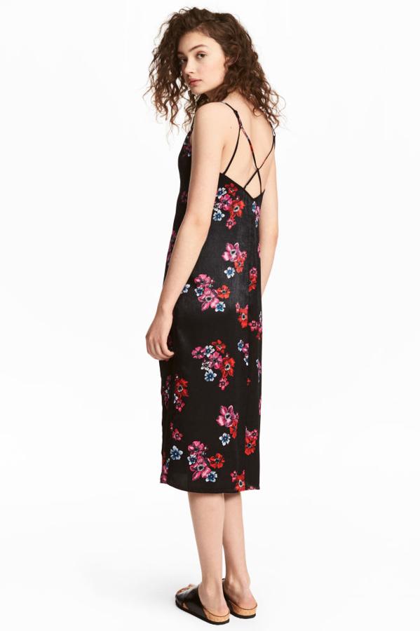 Vestido lencero negro con detalle de estampado floral y tirantes cruzados en la espalda, 11,99 euros.