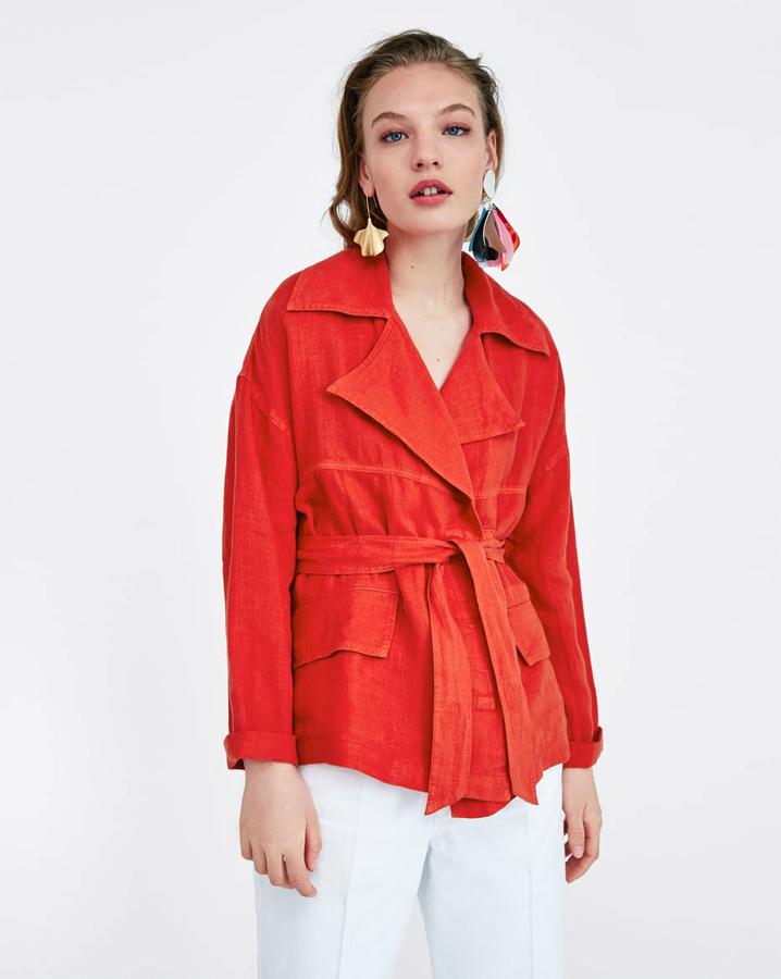 Cazadora de lino en color rojo claro, 39,95 euros.