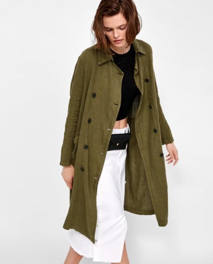 Gabardina de lino en colos khaki, 49,95 euros.