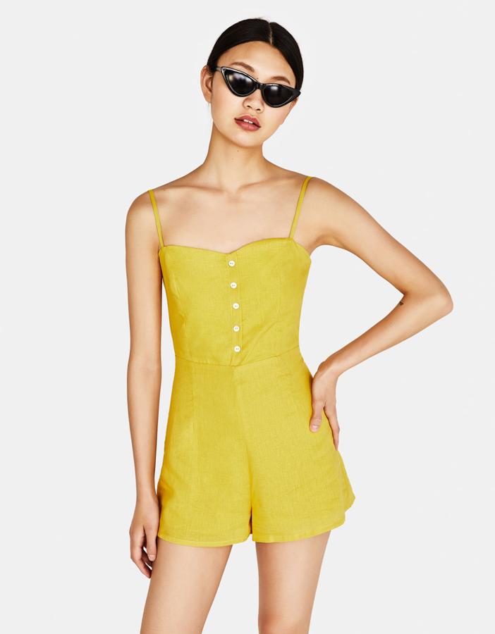Mono corto de lino en color mostaza, 19,99 euros.
