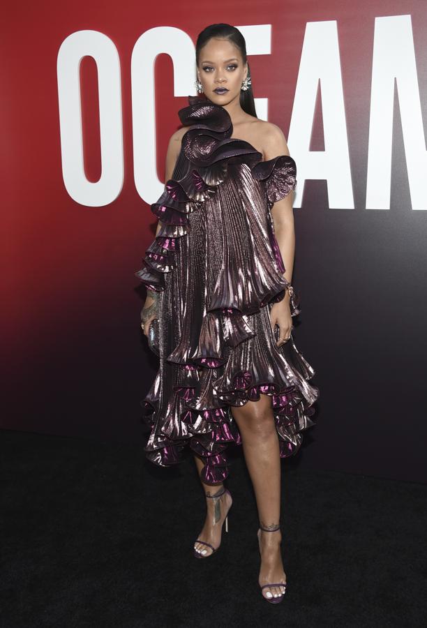 Rihanna apostó por un llamativo vestido de maxi plisados firmado por Givenchy, y lo acompañó de espectaculares joyas de Bulgari.