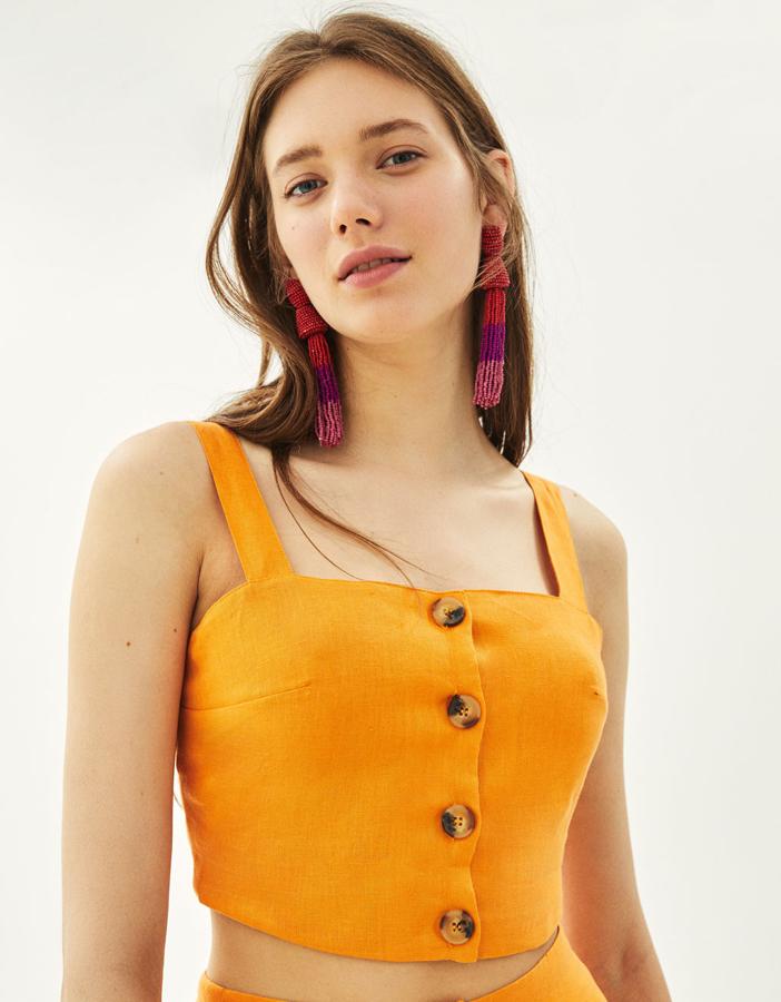 Top de lino con botones en color naranja, 15,99 euros.