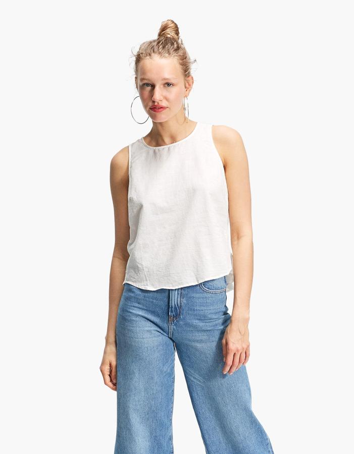 Top con tirante ancho de lino en blanco crudo, 15,99 euros.