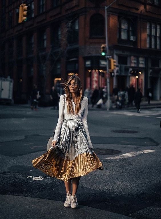 Un crop top con zapatillas hacen el milagro.