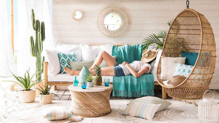 Las siestas de verano son uno de los grandes placeres de la vida, y qué mejor lugar que esta terraza en madera de bambú y tonos blancos y azules que nos proponen desde Maison du Monde.