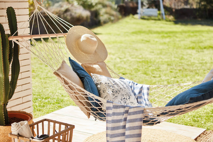 Ya hemos hablado de las siestas estivales, y en esta hamaca de red decorada en tonos 'navy' estamos seguras de que tendremos muy dulces sueños...