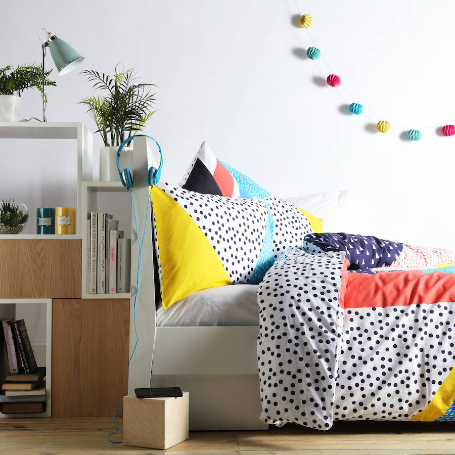 Los colores vivos llenan de energía y fuerza los dormitorios estivales, como nos proponen desde Primark Home.