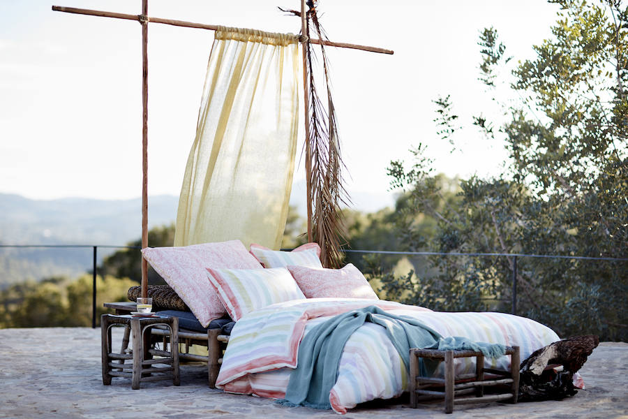 ¿Os imagináis echaros una siesta o mirar las lluvias de estrellas del verano desde esta cama exterior?