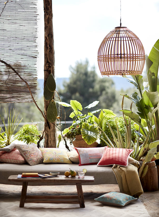 Las plantas naturales y los tejidos rústicos aportan calidez a los rincones más especiales de tu casa.