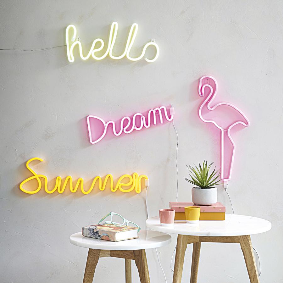 ¿Qué mejor manera de celebrar el verano que creando un rincón tan fresco como este con luminosos y colores 'candy' que nos proponen desde Maison du Monde?