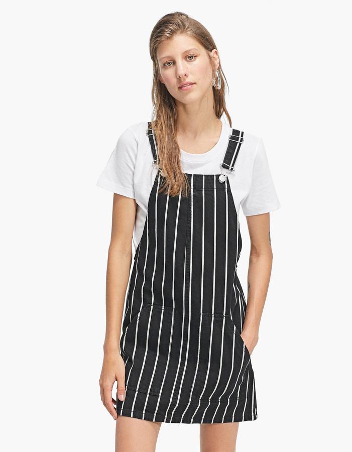 Peto denim en color negro con rayas verticales blancas, 19,99 euros.