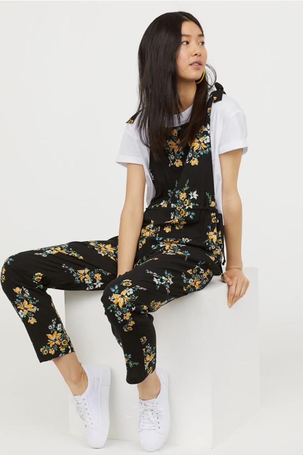 Peto largo en color negro con estampado floral, 24,99 euros.
