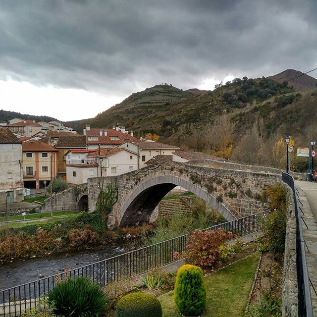 En la comarca de La Rioja Media está Torrecilla en Cameros. Además de la rica naturaleza que rodea al pueblo, lo más importante de Torrecilla en Cameros es la Iglesia de San Martín, el puente medieval, la Ermita de San Pedro… ¿Quieres entonces trasladarte en el tiempo?