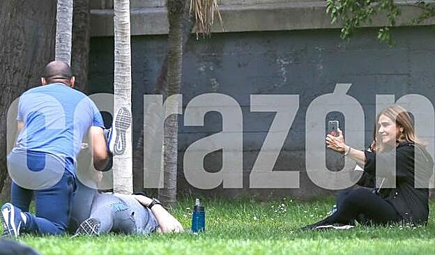 La colombiana posó ante su móvil mientras su chico se ejercitaba.