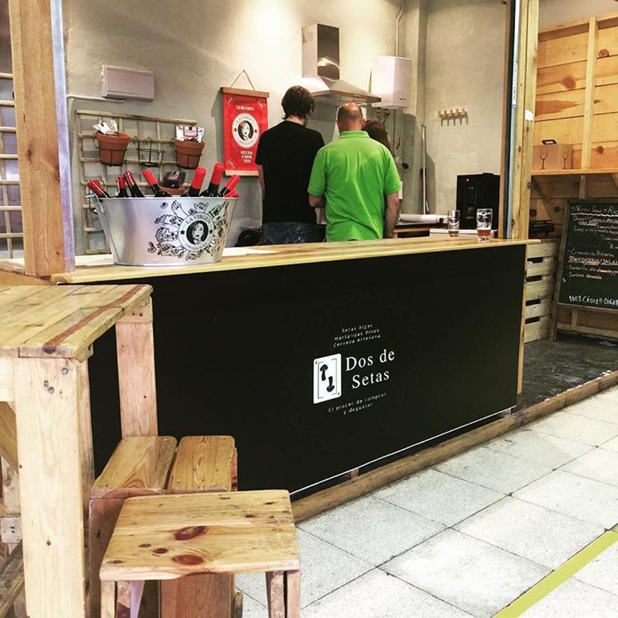 Con el resurgir de Lavapiés, el Mercado de San Fernando está viviendo una segunda vida, y sus puestos se abarrotan los fines de semana (sobre todo) para disfrutar de algo tan castizo como el aperitivo. En la Calle de Embajadores, 41, de Madrid.