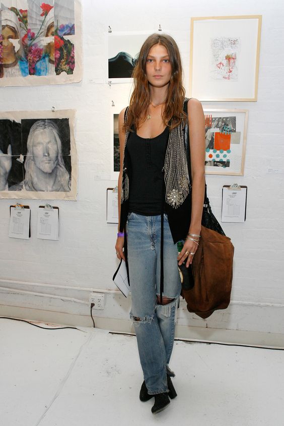 Su figura súper longilínea y su estilo andrógino la convirtieron en una de las modelos más solicitadas a principios de siglo. Ella tenía un estilo vagamente hippy que se impuso como tendencia global en aquello que llamamos 'boho' y que incluía vaqueros cómodos, más o menos anchos y más o menos rotos.