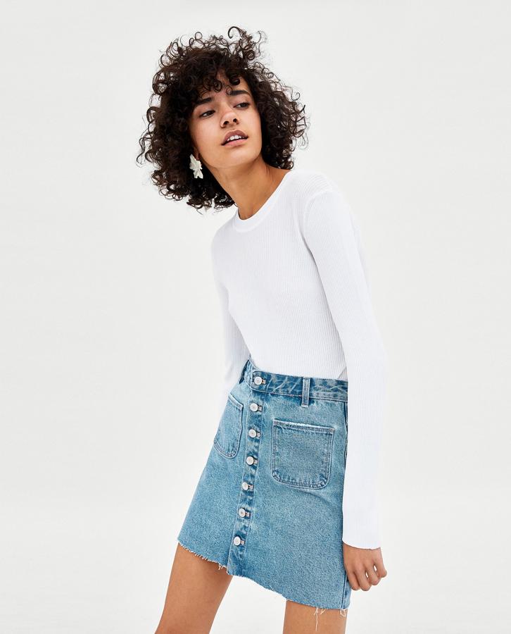 Mini falda vaquera de Zara, con botones: 19,95 euros.