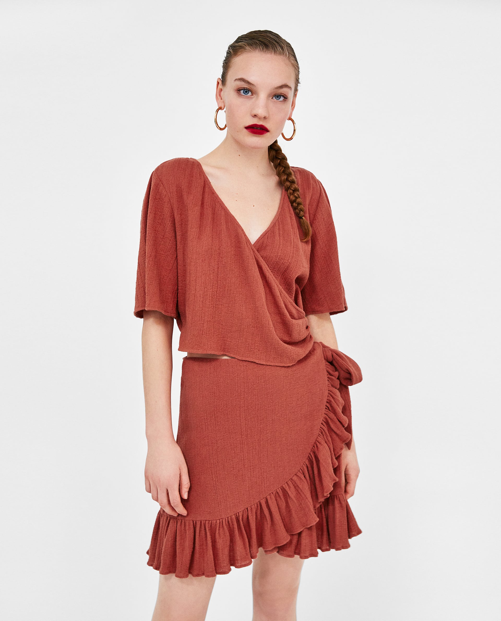 Falda mini con cuadros y encaje de Zara: 25,95 euros.