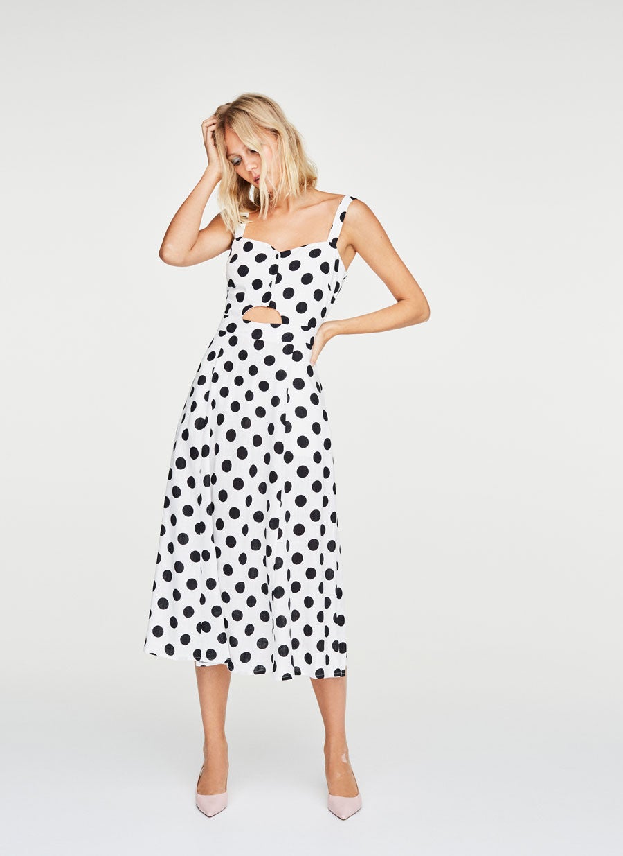 Vestido de lino con lunares de Uterqüe: 99 euros. Es ideal para combinar con sandalias de color negro.