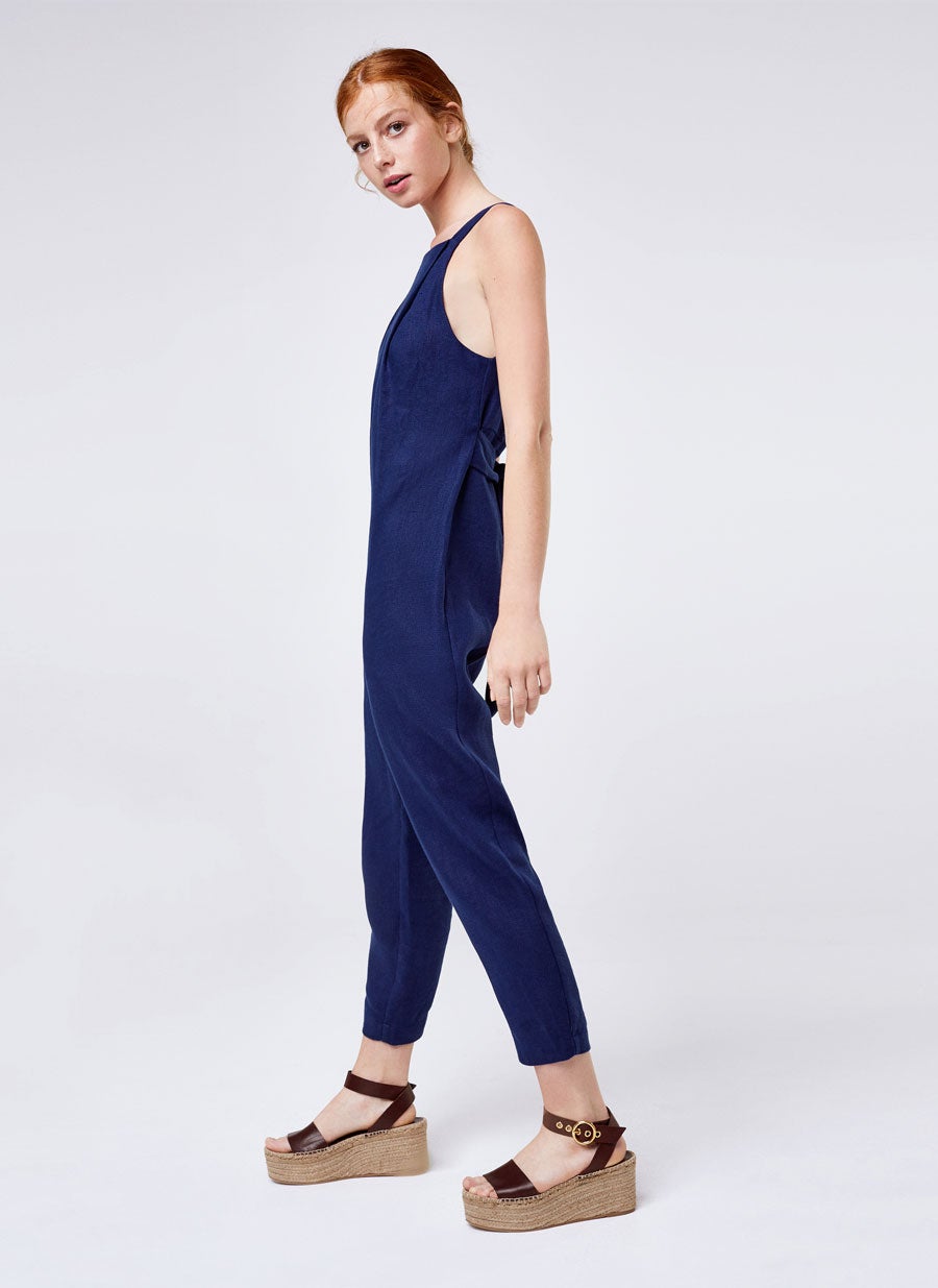 Mono de lino y algodón con tirantes anchos y bolsillos laterales de Uterqüe: 129 euros.