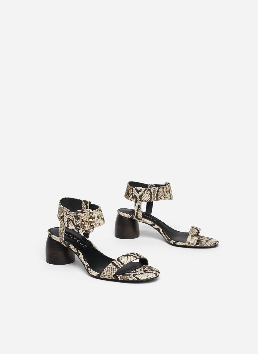 Sandalias print de tacón de madera de Uterqüe: 89 euros. ¡Son súper originales!
