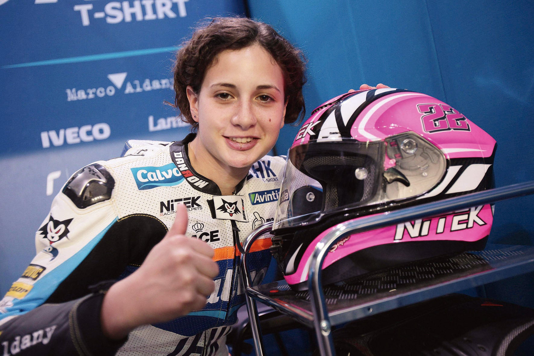 En 2017 se convirtió, con 20 años, en la primera mujer en ganar una prueba mundial de motociclismo, en la categoría Superbikes, y tras dos victorias consecutivas lidera el mundial de WorldSSP300. “Aprendí a conducir una moto antes que a montar en bicicleta, ¡mi padre tuvo que ponerme ruedines!”, dice. Cuando empezaba, no tuvo referentes femeninos, por eso está orgullosa de ser uno ahora.