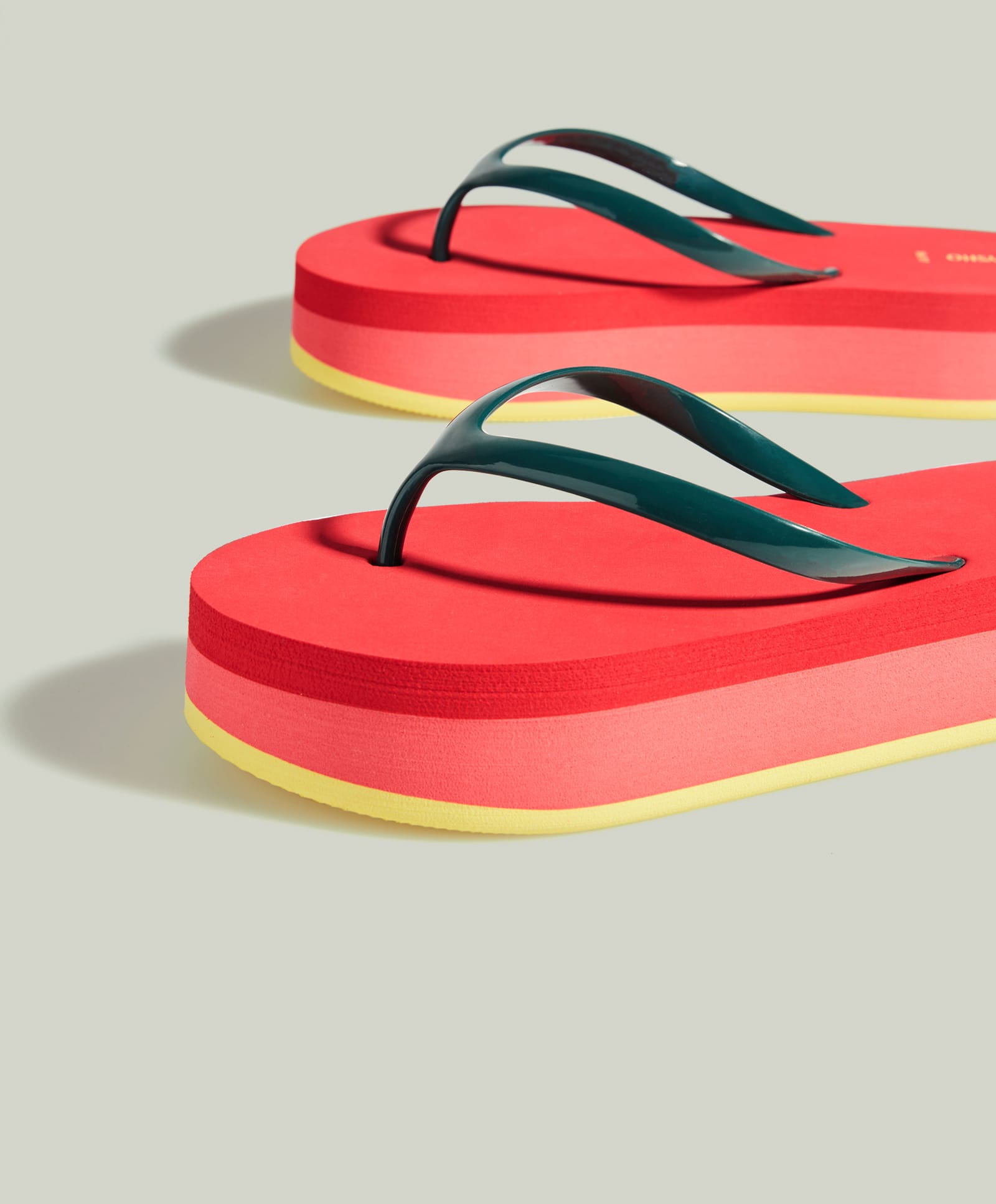 Nos imaginamos que chanclas tienes,pero seguro que no unas con plataforma como estas. Son de Oysho y cuestan 14,99 euros.